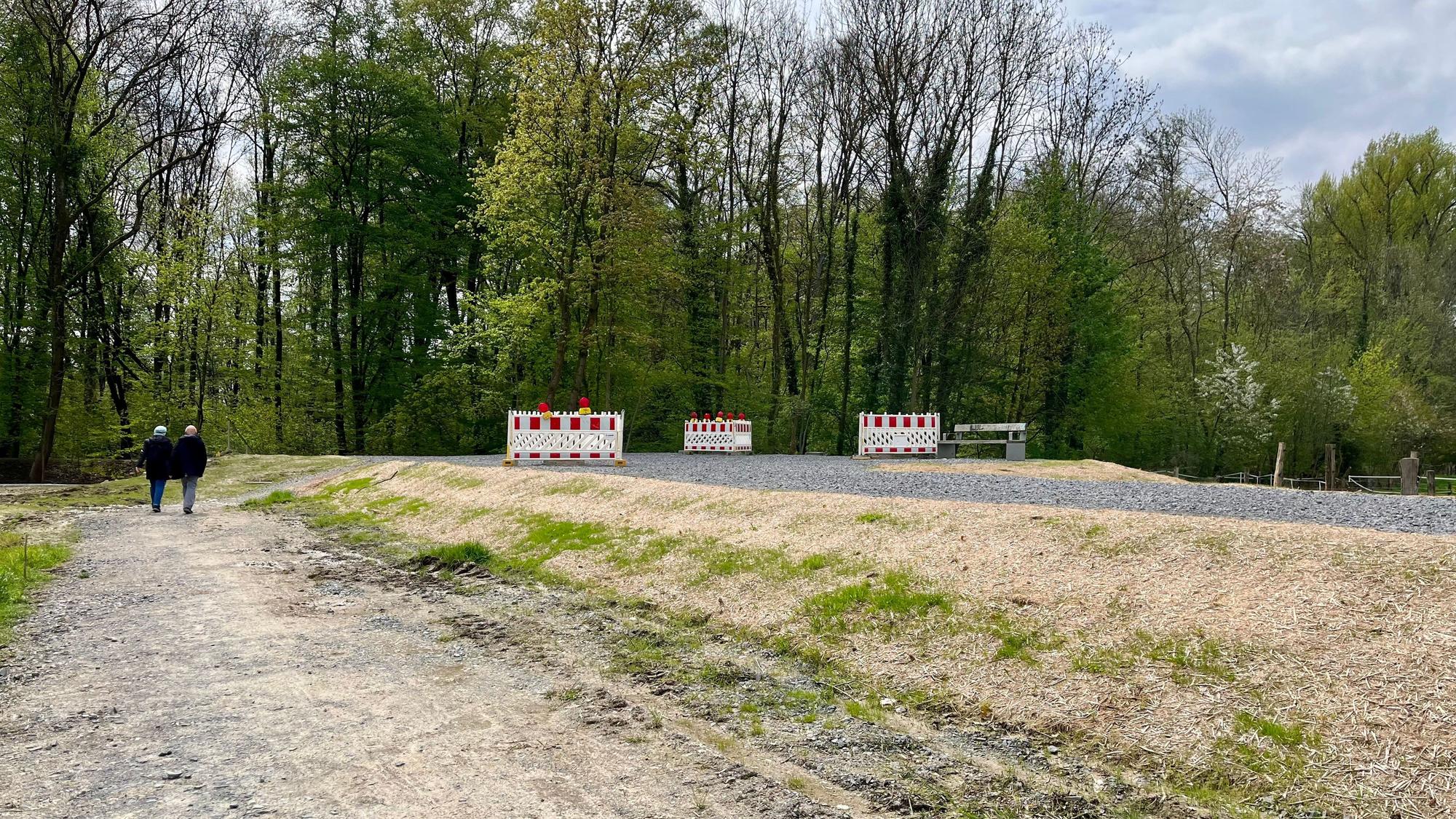 Spaziergänger unterhalb des neuen Dhünndeiches