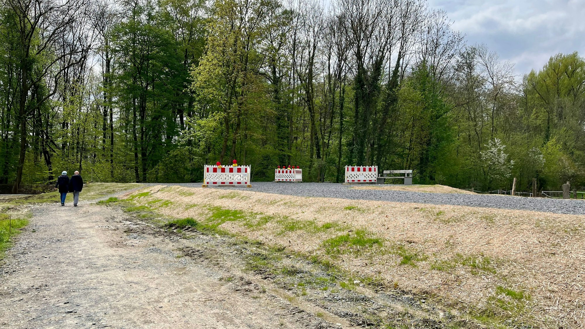 Spaziergänger unterhalb des neuen Dhünndeiches