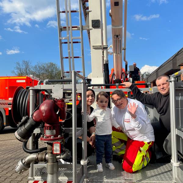 Das Foto zeigt den kleinen Damian auf einer Drehleiter. Mit seinen Eltern hat er Feuerwache Kerpen besucht und sich bei seinen Rettern bedankt.