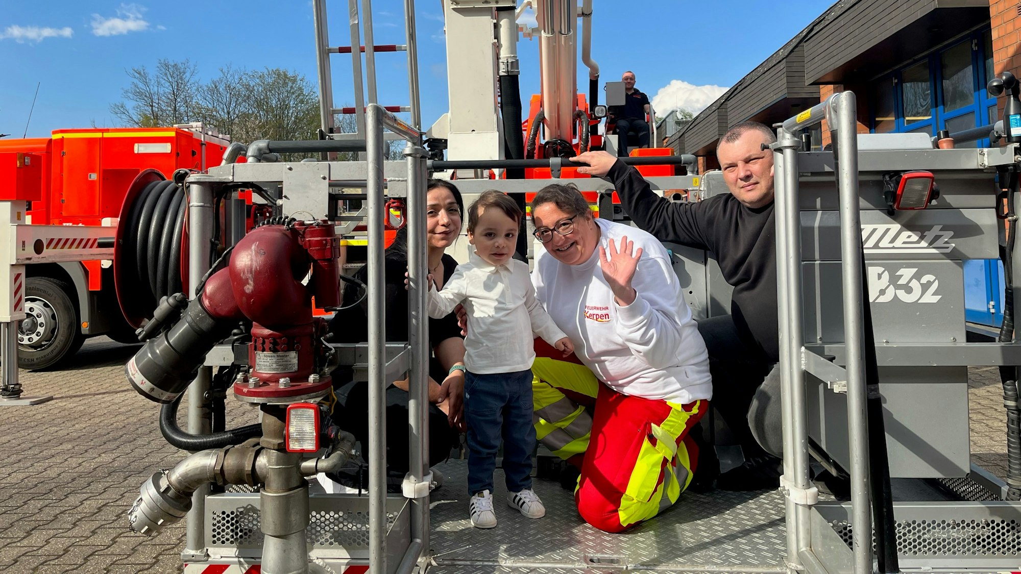Das Foto zeigt den kleinen Damian auf einer Drehleiter. Mit seinen Eltern hat er Feuerwache Kerpen besucht und sich bei seinen Rettern bedankt.