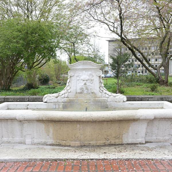 Der historische Marktbrunnen in Bergisch Gladbach.