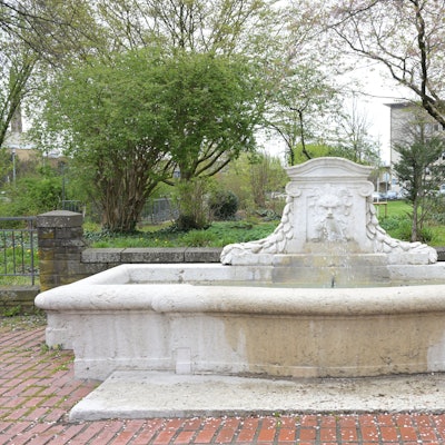 Der historische Marktbrunnen in Bergisch Gladbach.