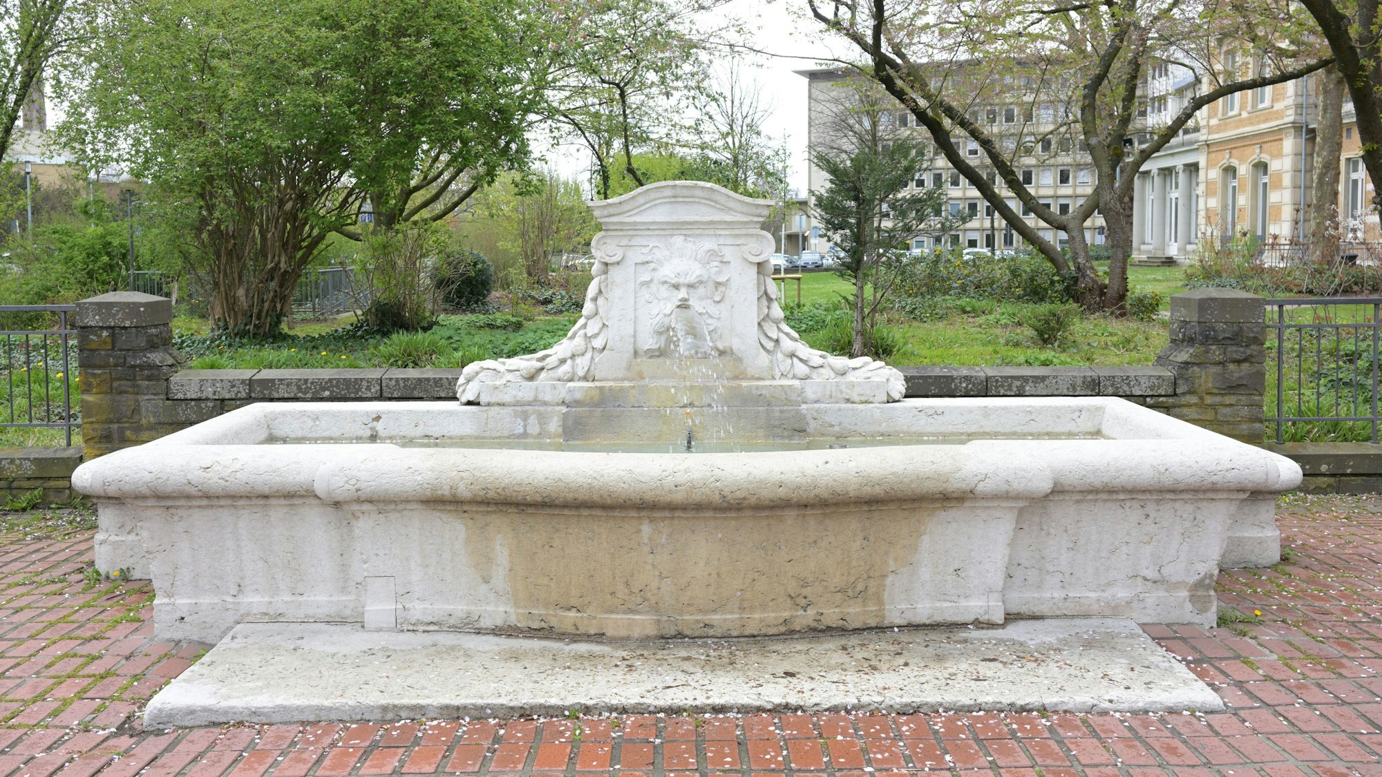 Der historische Marktbrunnen in Bergisch Gladbach.