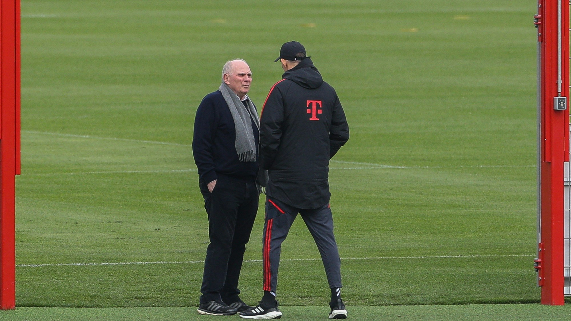 Ehrenpräsident Uli Hoeness (l) und Chef-Trainer Thomas Tuchel im Gespräch auf dem Trainingsplatz.