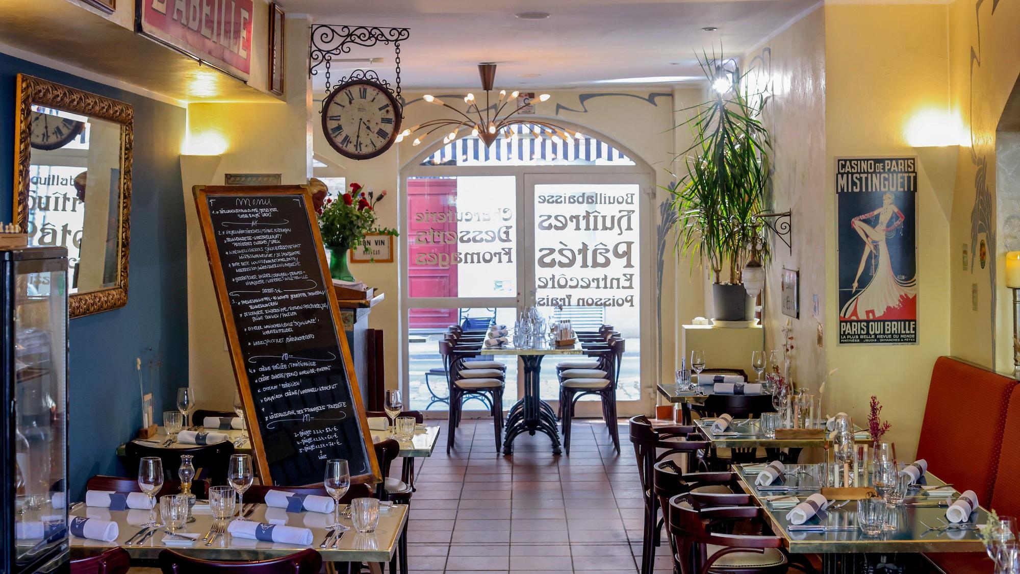 Bistrotische und Dekoration - wie in Frankreich.