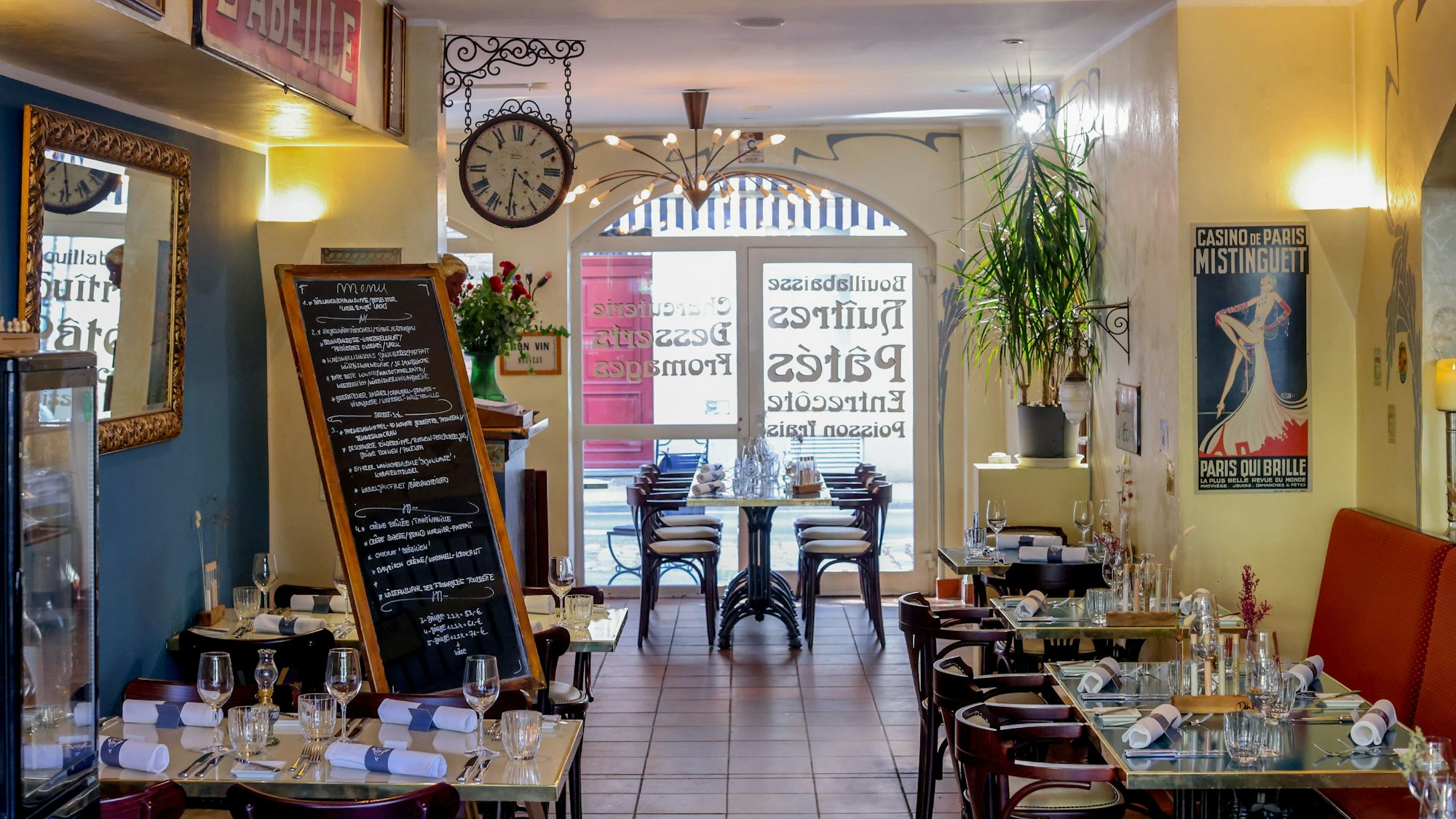 Bistrotische und Dekoration - wie in Frankreich.