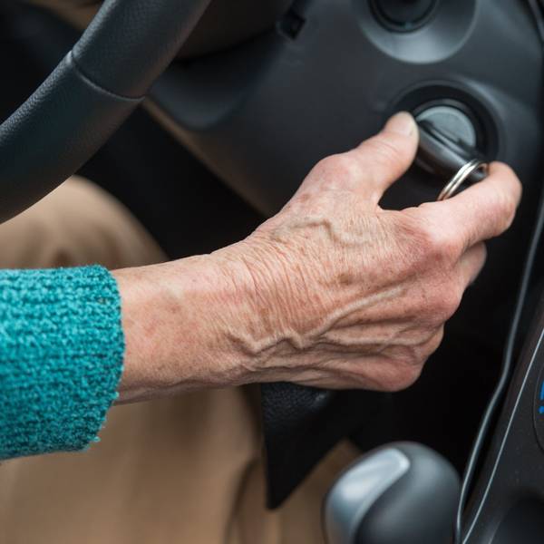 Eine Rentnerin startet mit dem Zündschlüssel ihr Auto.