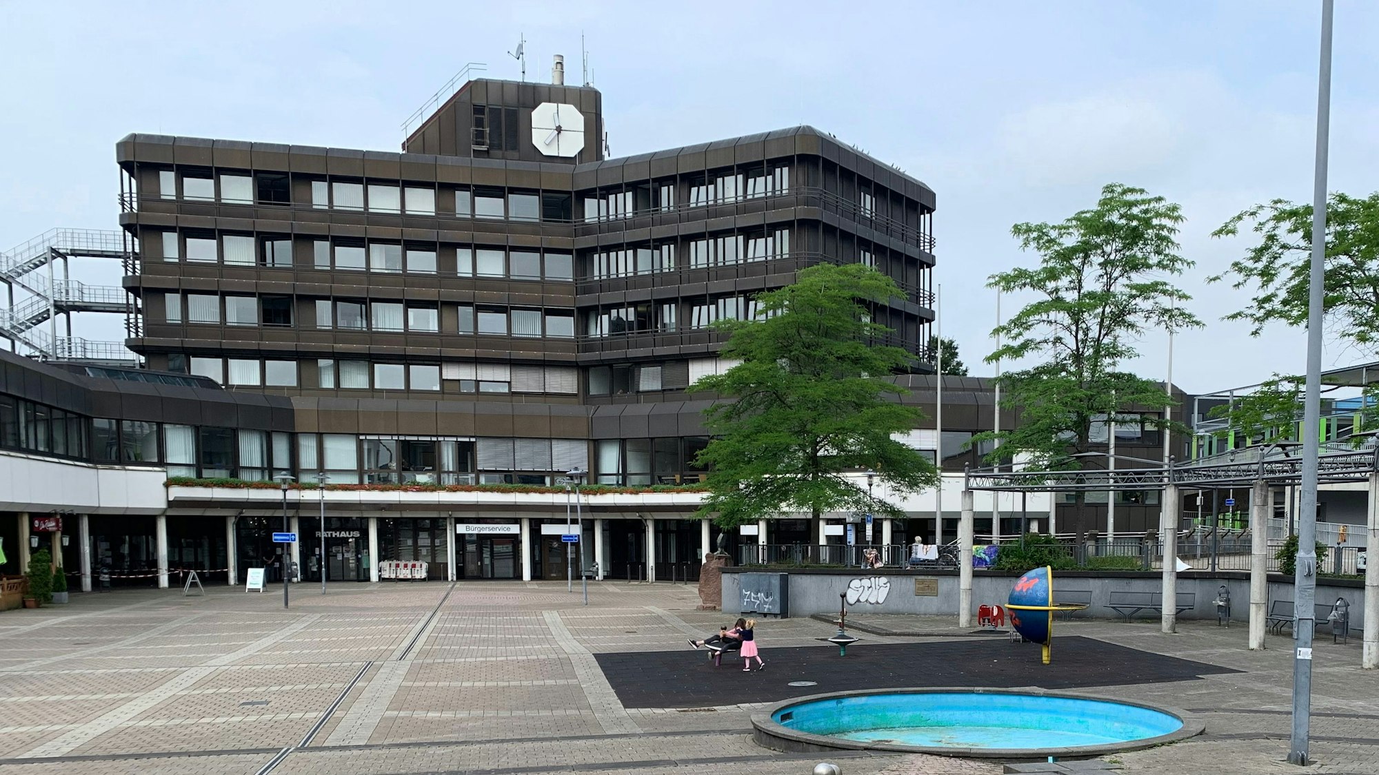 Leere Brunnen auf der Marktplatte vor dem Rathaus