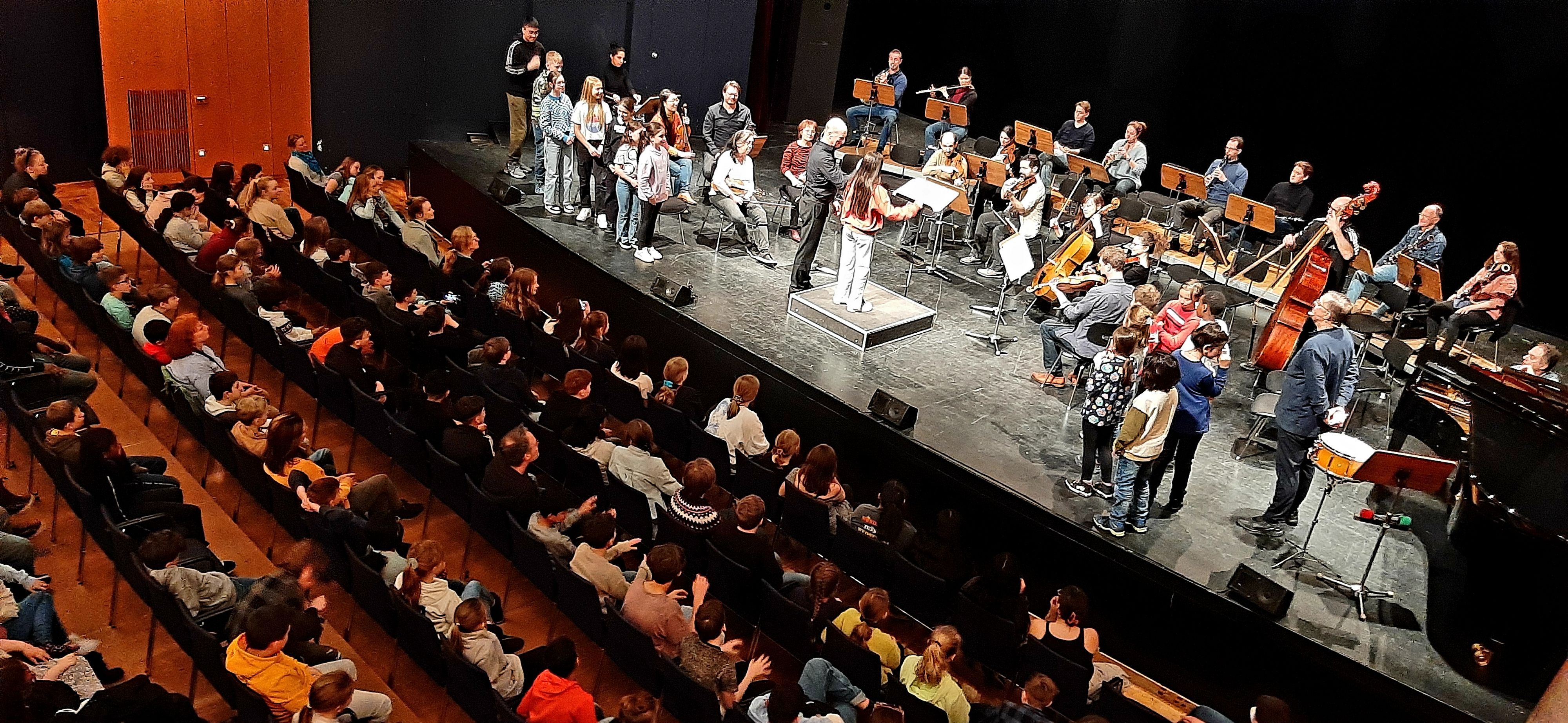 Publikum und Musizierende im Erholungshaus Leverkusen.
