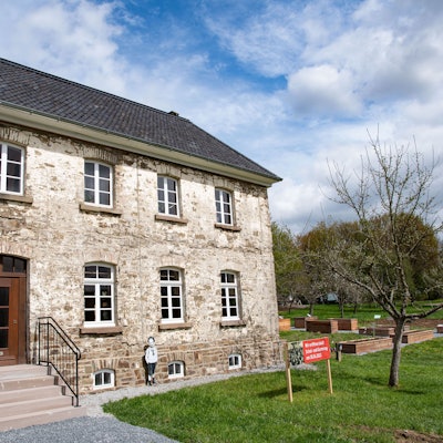 In Lindlars Freilichtmuseum hat die alte Schule von Hermesdorf einen neuen Platz gefunden.