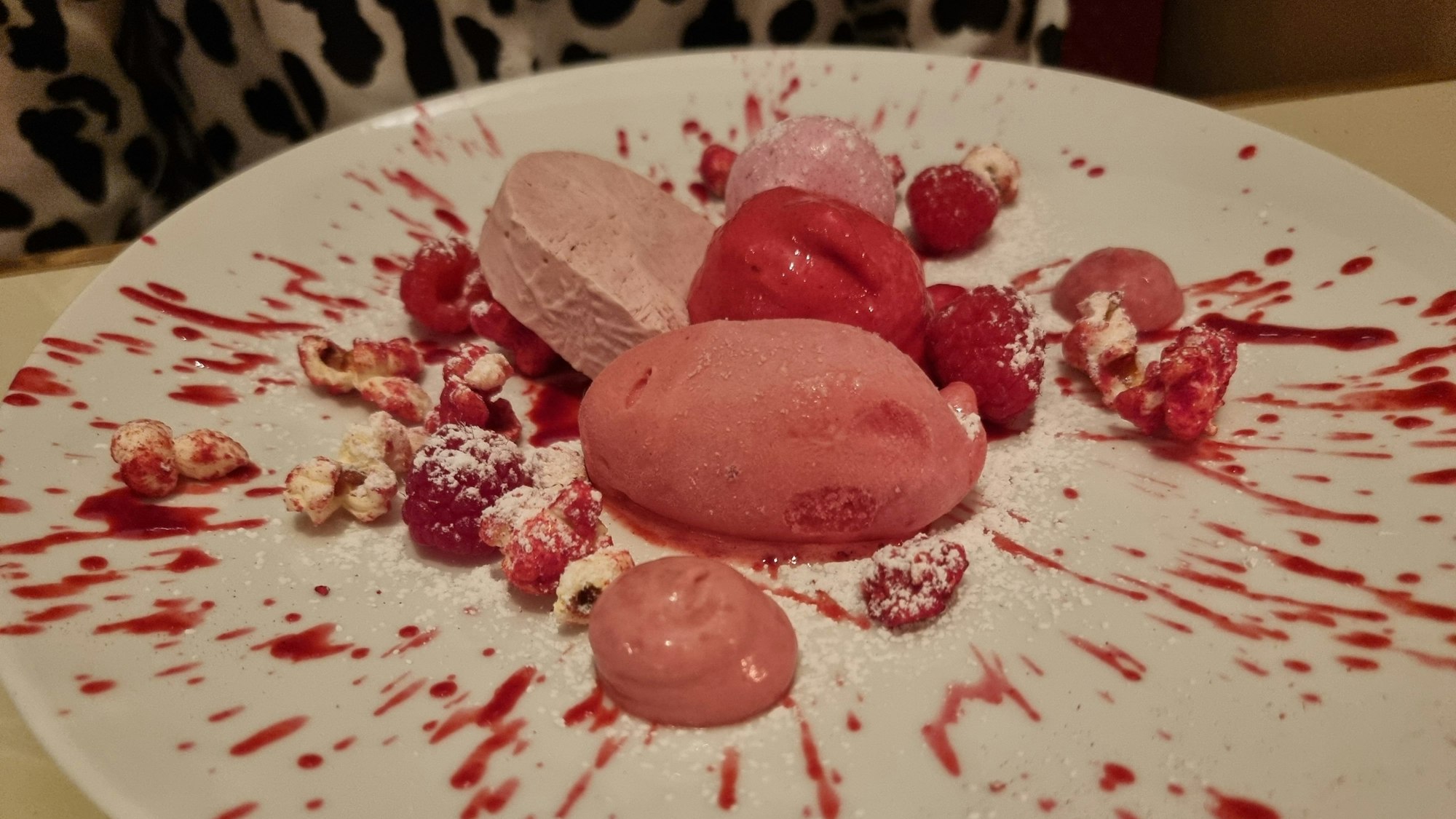 Optisch spektakuläre Dessert: „Himbeere – Brutal!“