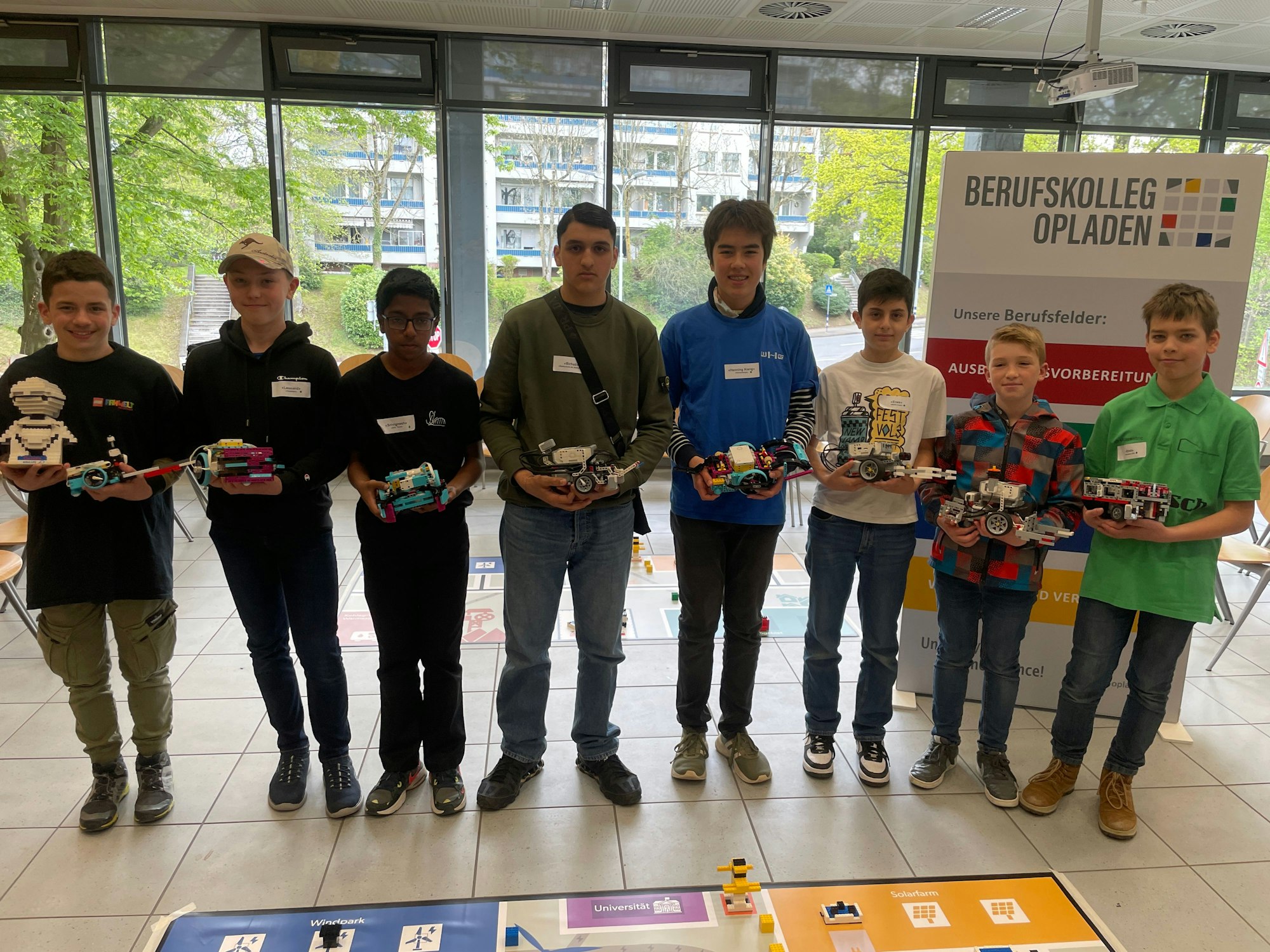 Im Berufskolleg Opladen sind acht Schulteams aus dem Rheinland beim ZDI-Roboterwettbewerb angetreten.