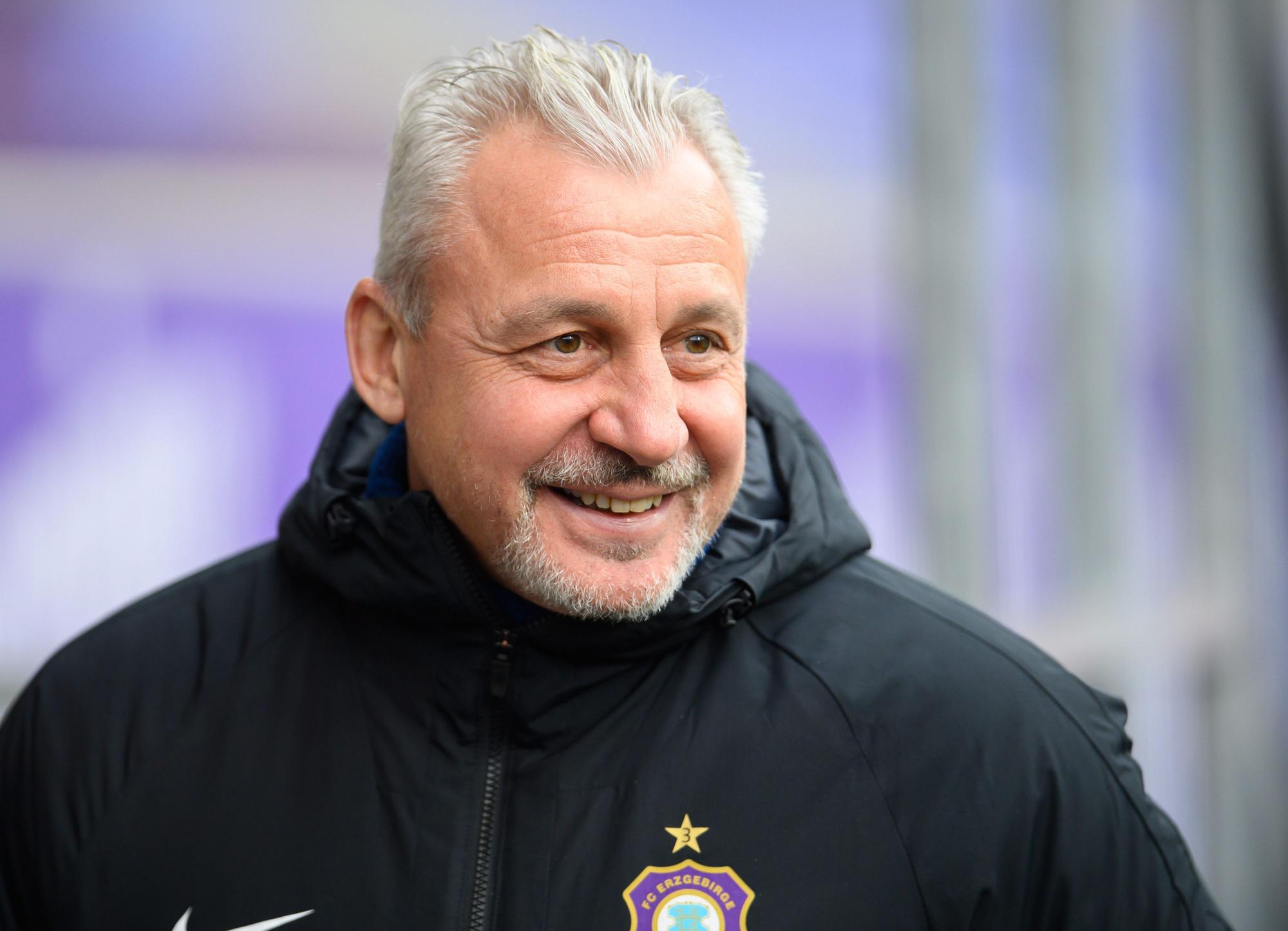 ARCHIV - 12.12.2021, Sachsen, Aue: Fußball: 2. Bundesliga, FC Erzgebirge Aue - SG Dynamo Dresden, 17. Spieltag, Erzgebirgsstadion. Aues Sportdirektor Pavel Dotchev steht im Stadion. (zu dpa: "Aue reagiert: Dotchev «bis auf Weiteres» neuer Cheftrainer") Foto: Robert Michael/dpa-Zentralbild/dpa - WICHTIGER HINWEIS: Gemäß den Vorgaben der DFL Deutsche Fußball Liga bzw. des DFB Deutscher Fußball-Bund ist es untersagt, in dem Stadion und/oder vom Spiel angefertigte Fotoaufnahmen in Form von Sequenzbildern und/oder videoähnlichen Fotostrecken zu verwerten bzw. verwerten zu lassen. +++ dpa-Bildfunk +++