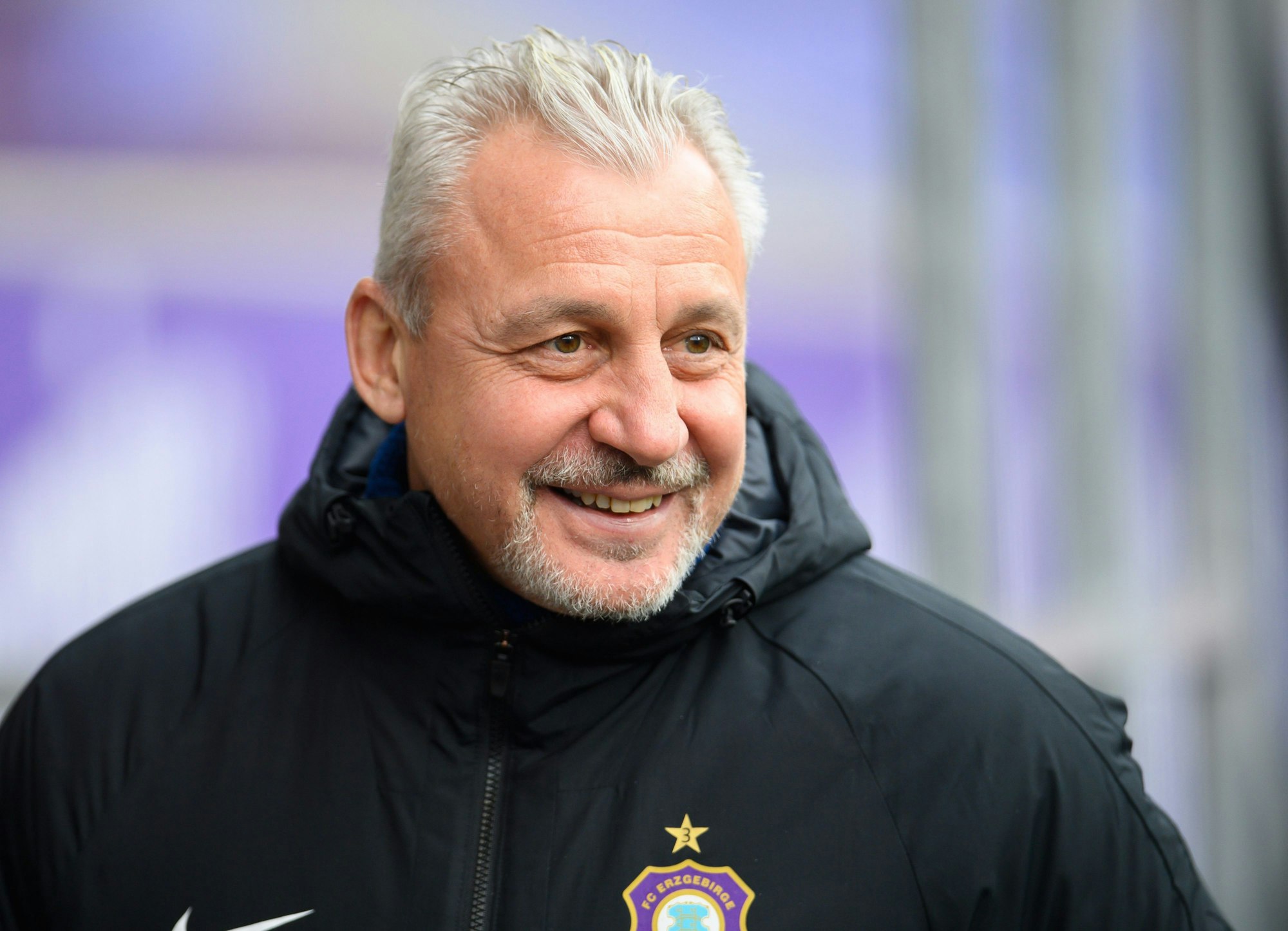 ARCHIV - 12.12.2021, Sachsen, Aue: Fußball: 2. Bundesliga, FC Erzgebirge Aue - SG Dynamo Dresden, 17. Spieltag, Erzgebirgsstadion. Aues Sportdirektor Pavel Dotchev steht im Stadion. (zu dpa: "Aue reagiert: Dotchev «bis auf Weiteres» neuer Cheftrainer") Foto: Robert Michael/dpa-Zentralbild/dpa - WICHTIGER HINWEIS: Gemäß den Vorgaben der DFL Deutsche Fußball Liga bzw. des DFB Deutscher Fußball-Bund ist es untersagt, in dem Stadion und/oder vom Spiel angefertigte Fotoaufnahmen in Form von Sequenzbildern und/oder videoähnlichen Fotostrecken zu verwerten bzw. verwerten zu lassen. +++ dpa-Bildfunk +++