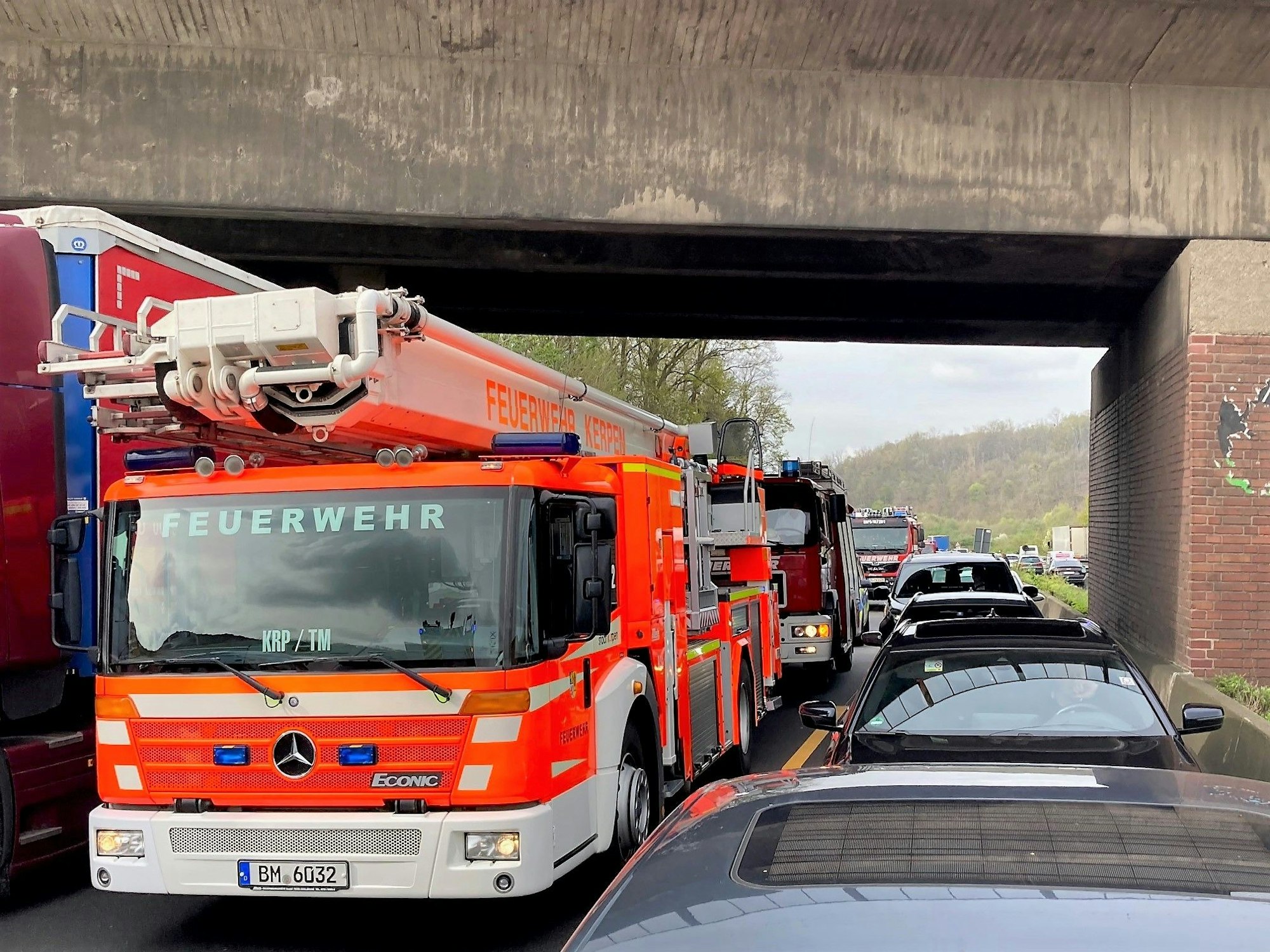 Einsatzfahrzeuge der Feuerwehr im Stau.