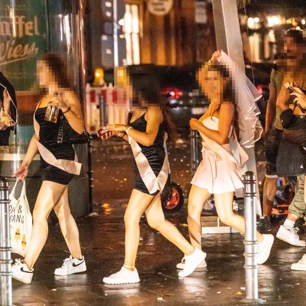 Ein Junggesellinnenabschied in der Kölner Innenstadt. Der sogenannte Sauftourismus wird zunehmend kritisiert.