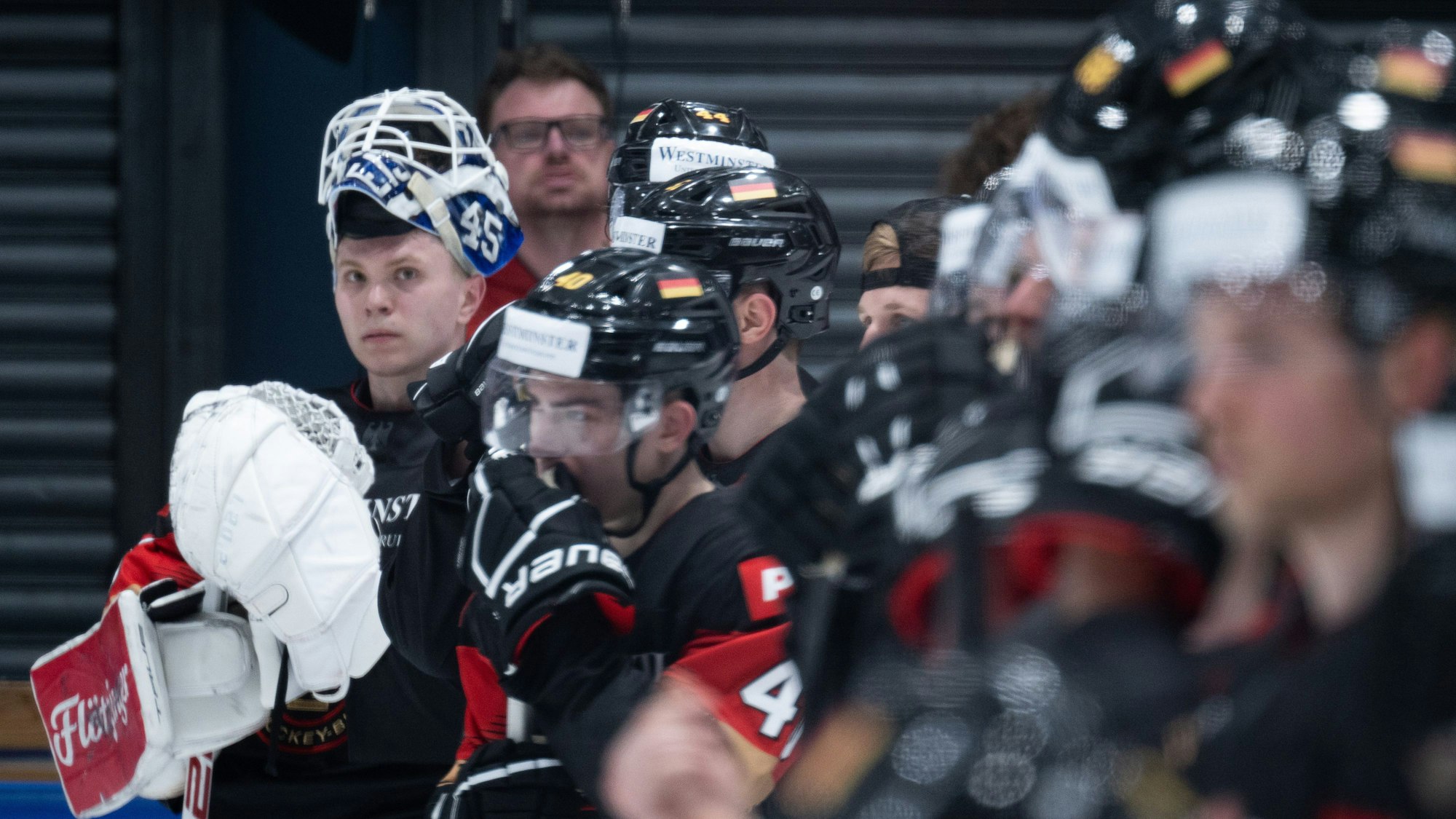 Torhüter Tobias Ancicka (l) nach einem Spiel mit der Nationalmannschaft.