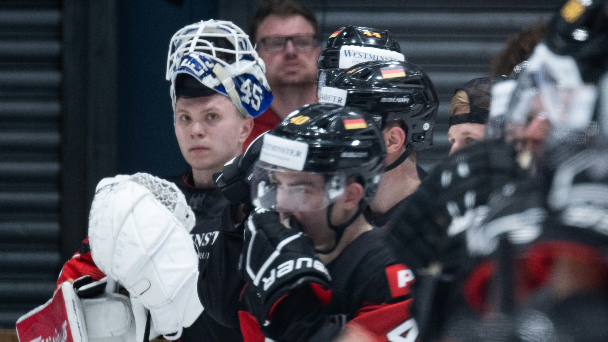 Deutschlands Torhüter Tobias Ancicka (l) nach dem Spiel hinter seiner Mannschaft.