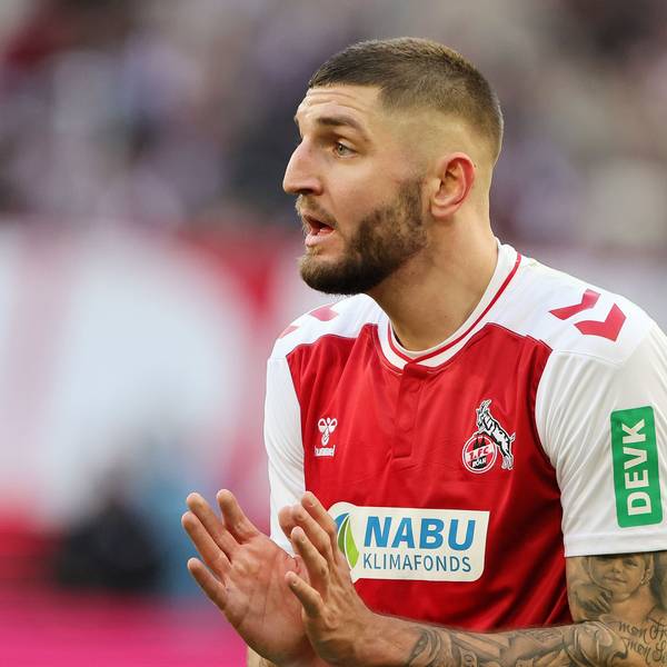 Kölns Verteidiger Jeff Chabot gestikuliert während des Bundesligaspiels gegen Wolfsburg.