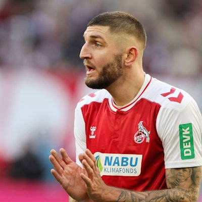 Kölns Verteidiger Jeff Chabot gestikuliert während des Bundesligaspiels gegen Wolfsburg.