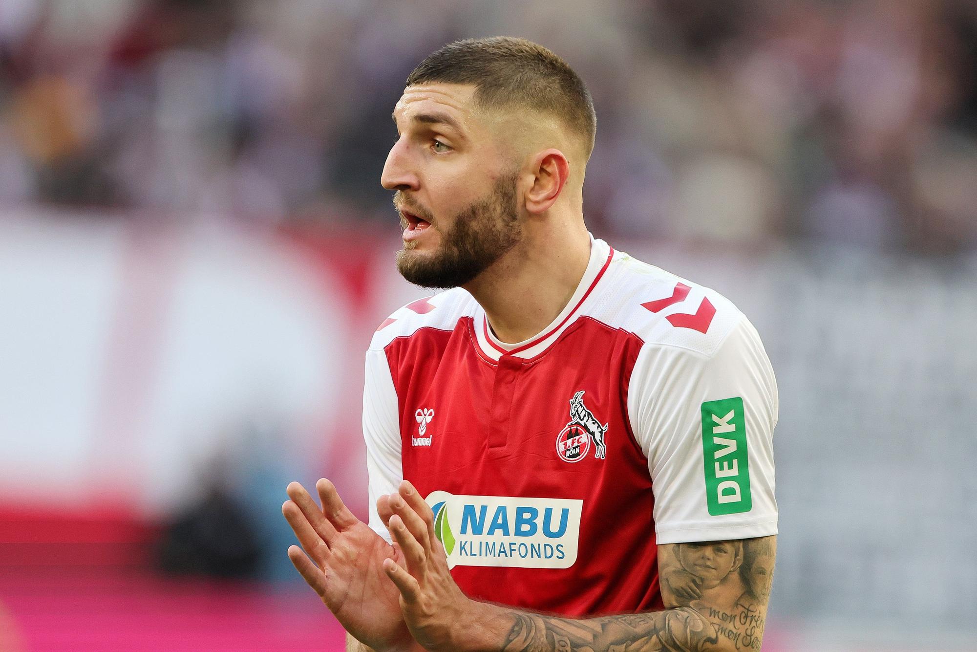 Kölns Verteidiger Jeff Chabot gestikuliert während des Bundesligaspiels gegen Wolfsburg.