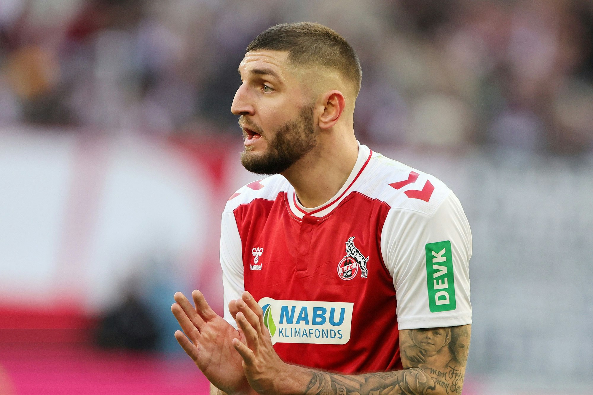 Kölns Verteidiger Jeff Chabot gestikuliert während des Bundesligaspiels gegen Wolfsburg.