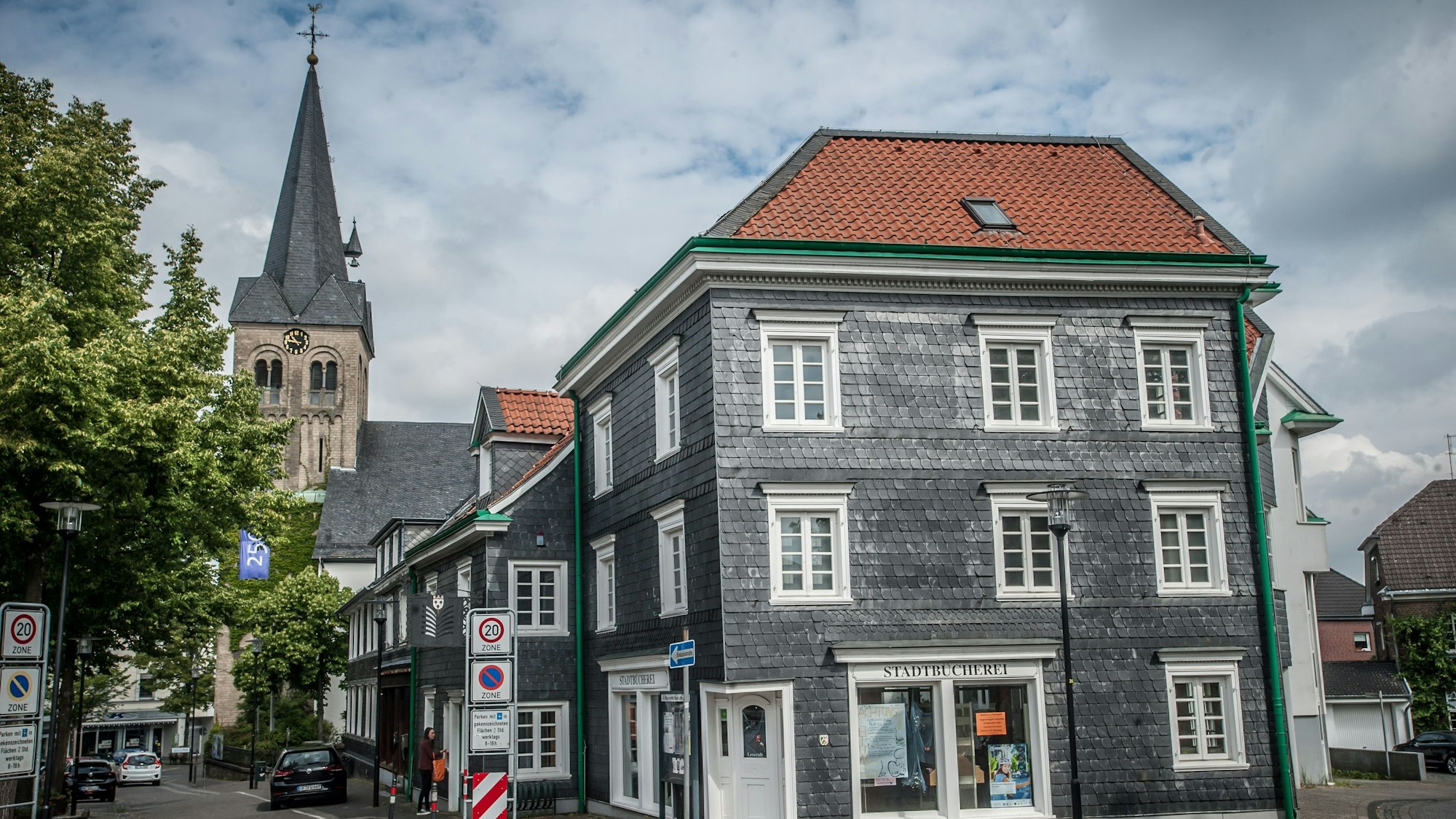 Die Stadtbücherei Burscheid im Zentrum der Stadt mit der evangelischen Kirche im Hintergrund. (Symbolbild)
