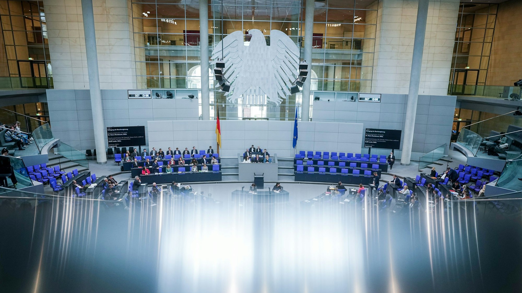 Die Bundesregierung tagt im Bundestag.