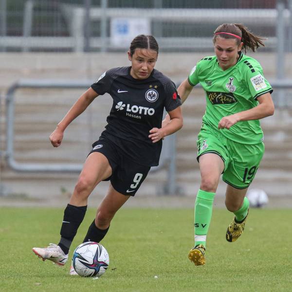 Bender Loreen,Eintracht Frankfurt, 9,Halverkamps Antonia Johanna,MSV Duisburg, 19, , GER, Fussball, Frauen 2.Bundesliga,Eintracht Frankfurt - MSV Duisburg, 03.10.2021 Frankfurt *** Bender Loreen, Eintracht Frankfurt, 9 ,Halverkamps Antonia Johanna, MSV Duisburg, 19 , , GER, Football, Women 2 Bundesliga,Eintracht Frankfurt MSV Duisburg, 03 10 2021 Frankfurt Copyright: xEibner-Pressefoto/UlrichxScherbaumx EP_usm