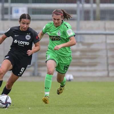 Bender Loreen,Eintracht Frankfurt, 9,Halverkamps Antonia Johanna,MSV Duisburg, 19, , GER, Fussball, Frauen 2.Bundesliga,Eintracht Frankfurt - MSV Duisburg, 03.10.2021 Frankfurt *** Bender Loreen, Eintracht Frankfurt, 9 ,Halverkamps Antonia Johanna, MSV Duisburg, 19 , , GER, Football, Women 2 Bundesliga,Eintracht Frankfurt MSV Duisburg, 03 10 2021 Frankfurt Copyright: xEibner-Pressefoto/UlrichxScherbaumx EP_usm
