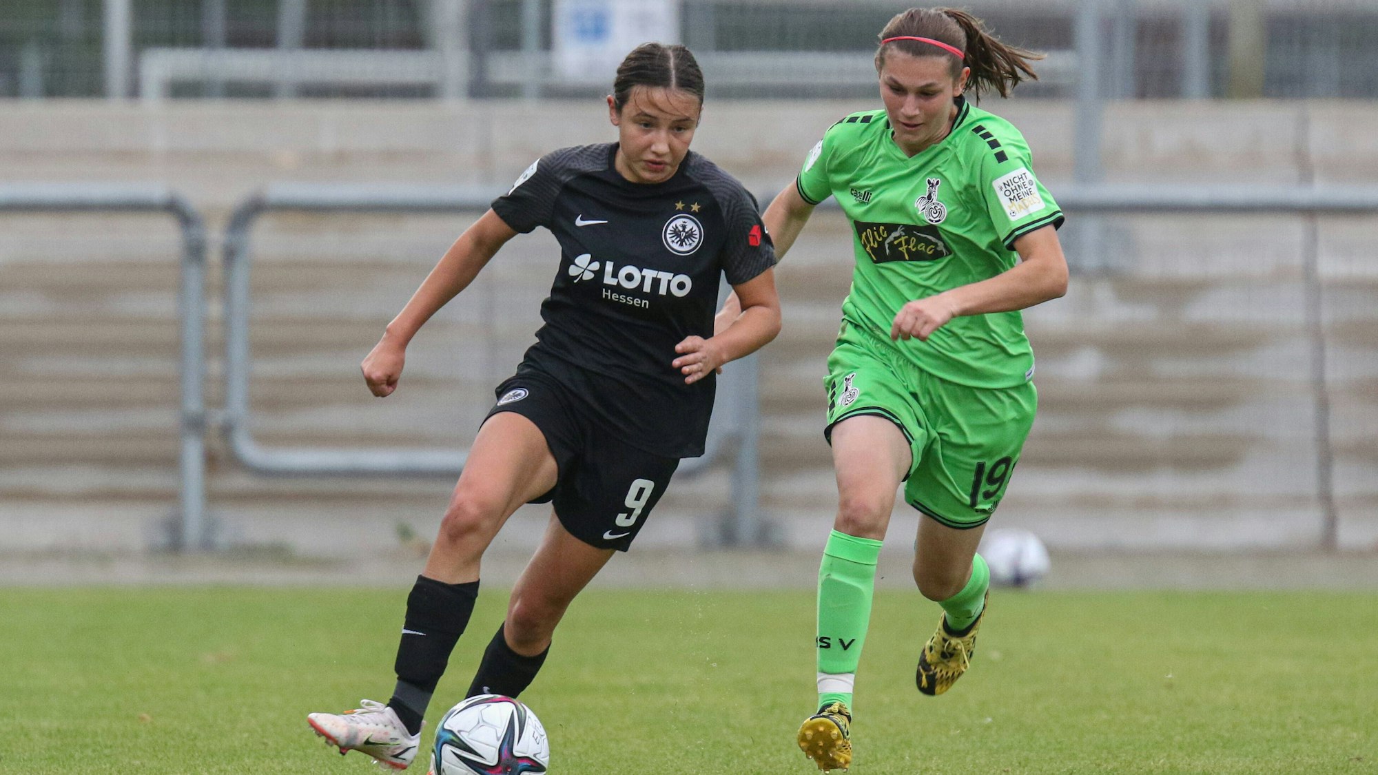 Bender Loreen,Eintracht Frankfurt, 9,Halverkamps Antonia Johanna,MSV Duisburg, 19, , GER, Fussball, Frauen 2.Bundesliga,Eintracht Frankfurt - MSV Duisburg, 03.10.2021 Frankfurt *** Bender Loreen, Eintracht Frankfurt, 9 ,Halverkamps Antonia Johanna, MSV Duisburg, 19 , , GER, Football, Women 2 Bundesliga,Eintracht Frankfurt MSV Duisburg, 03 10 2021 Frankfurt Copyright: xEibner-Pressefoto/UlrichxScherbaumx EP_usm