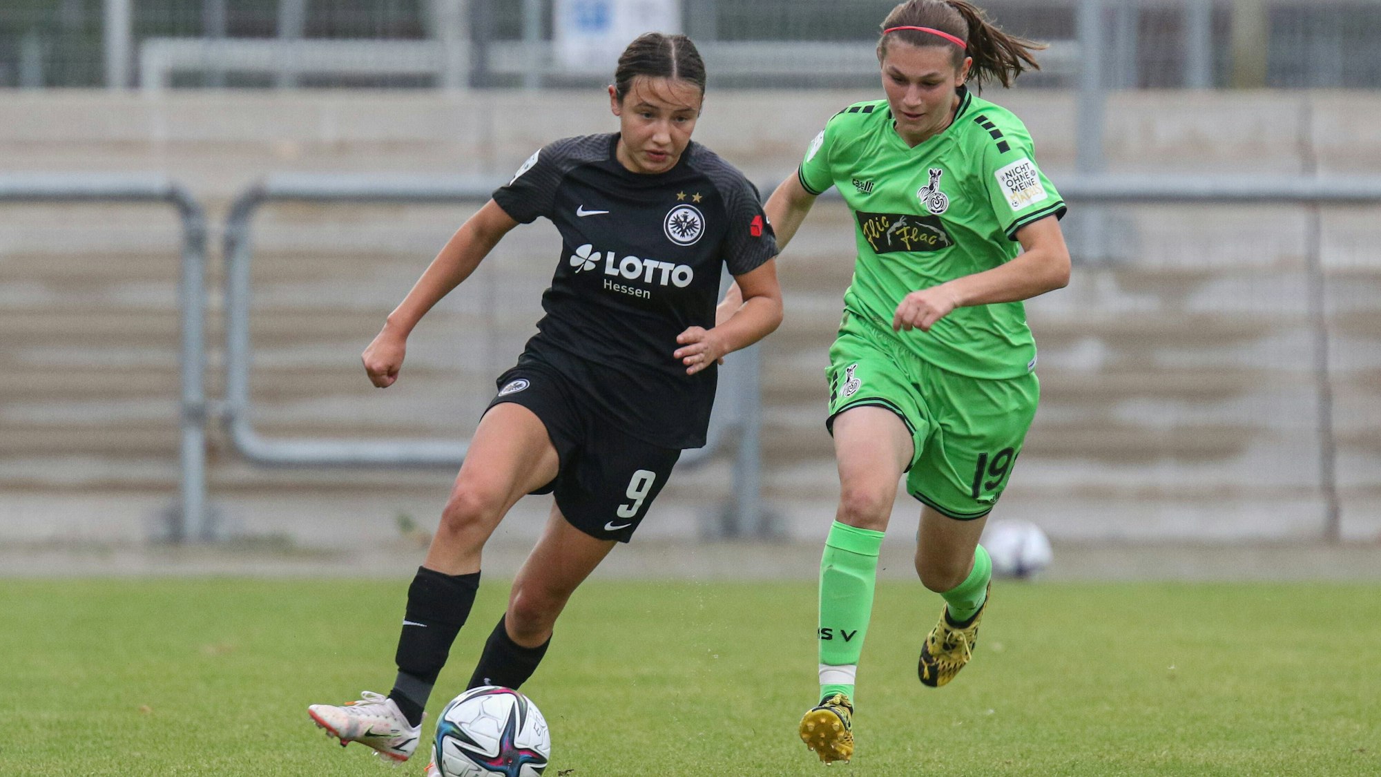 Bender Loreen,Eintracht Frankfurt, 9,Halverkamps Antonia Johanna,MSV Duisburg, 19, , GER, Fussball, Frauen 2.Bundesliga,Eintracht Frankfurt - MSV Duisburg, 03.10.2021 Frankfurt *** Bender Loreen, Eintracht Frankfurt, 9 ,Halverkamps Antonia Johanna, MSV Duisburg, 19 , , GER, Football, Women 2 Bundesliga,Eintracht Frankfurt MSV Duisburg, 03 10 2021 Frankfurt Copyright: xEibner-Pressefoto/UlrichxScherbaumx EP_usm