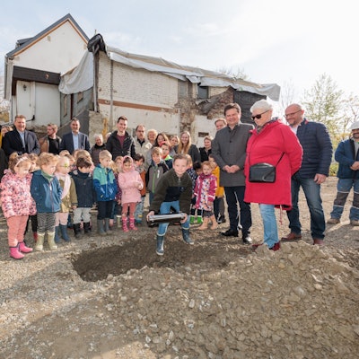 Die Metallhülse mit Dokumenten versenkte Kita-Kind Lewis unter den Augen von Dorothee Faulenbach.