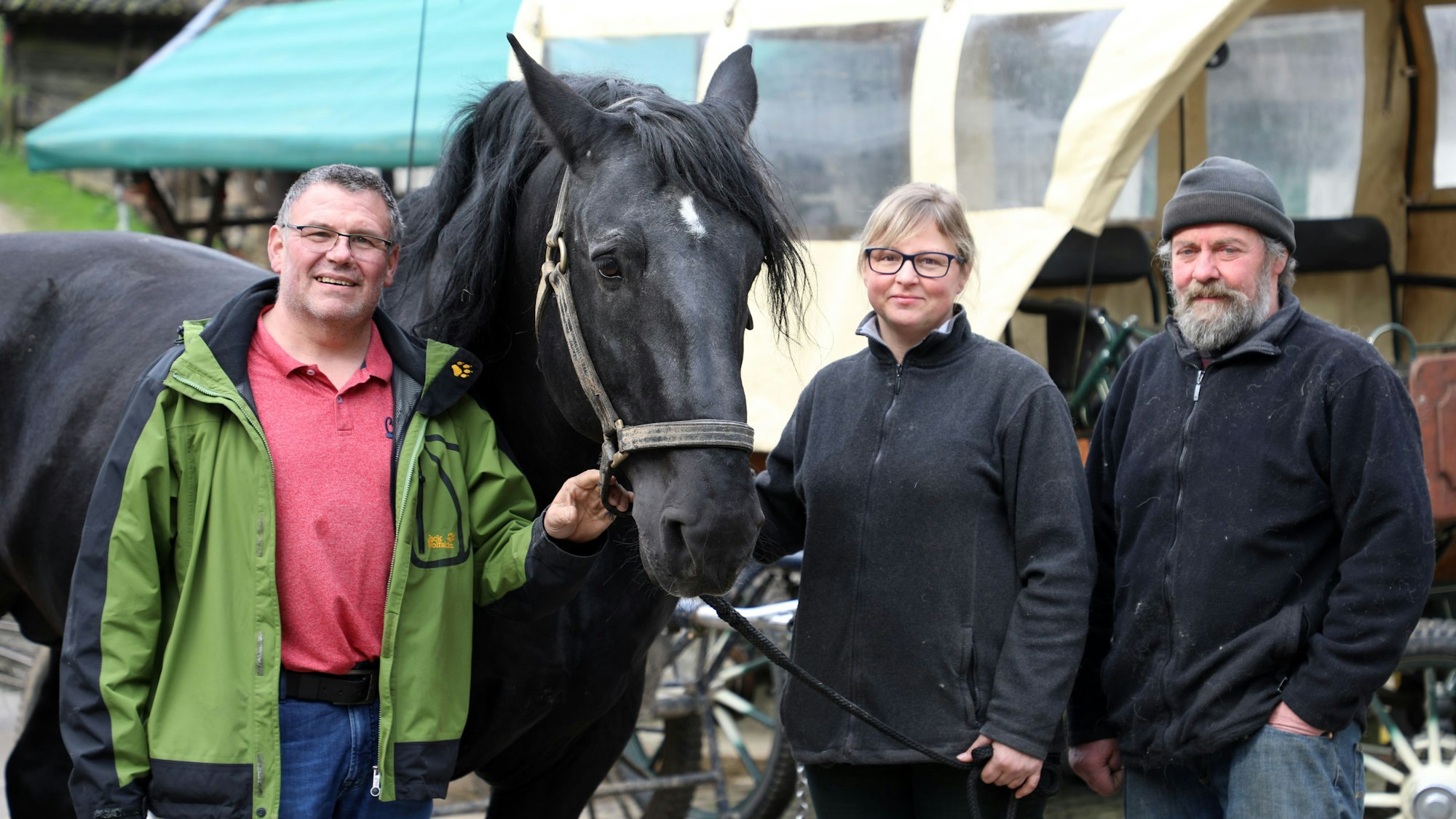 Günter Löffelsender aus Overath, der jüngst bei einem Kutschunfall leicht verletzt wurde, mit Judith und Claus Ihm von der Gammersbacher Mühle.