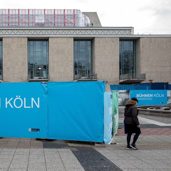 Das Bild zeigt eine Außenaufnahme der Baustelle der Bühnen der Stadt Köln.