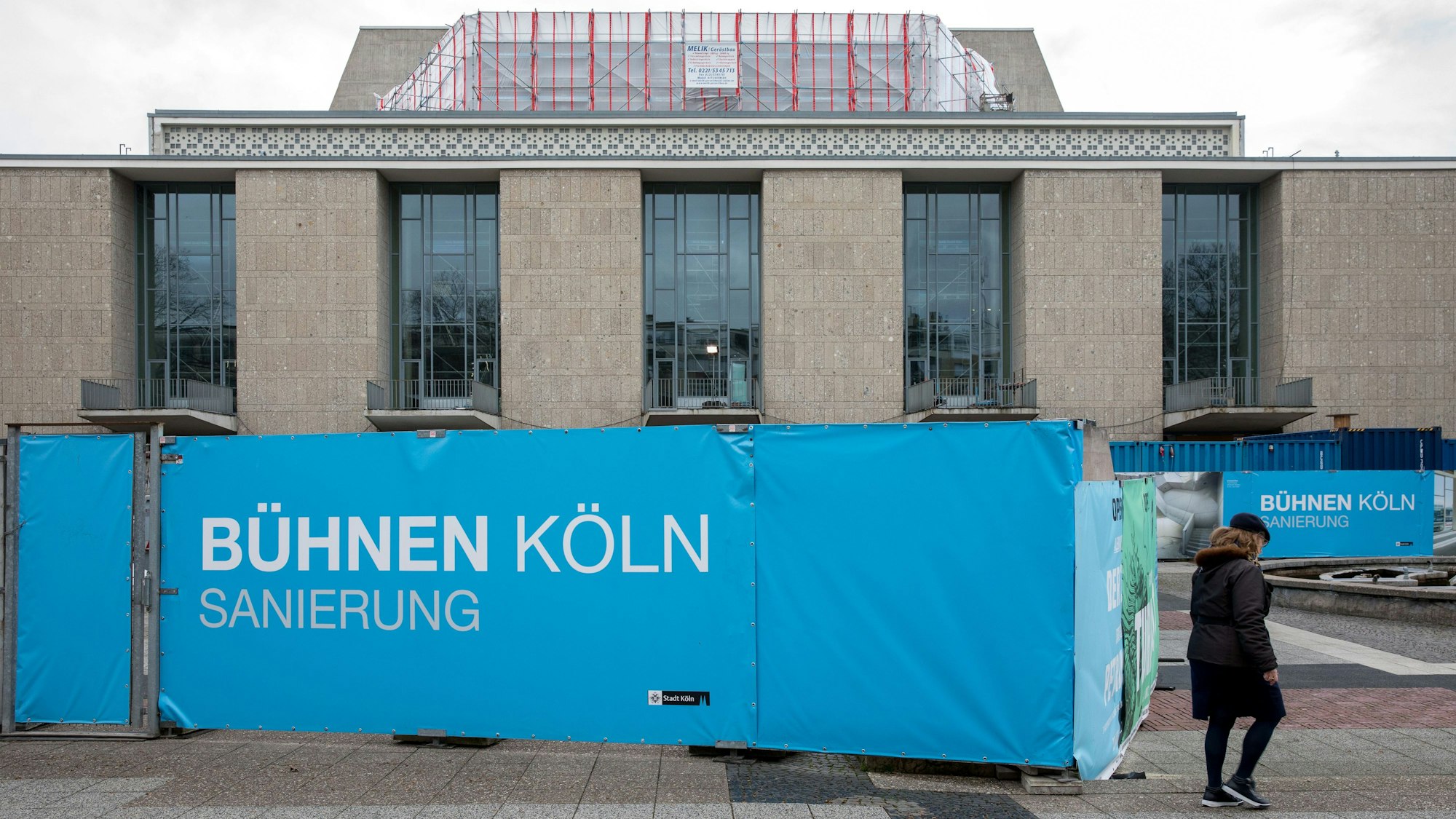Das Bild zeigt eine Außenaufnahme von der Baustelle der Bühnen der Stadt Köln (Schauspielhaus und Oper). Nun steht ein Eröffnungstermin für nächstes Jahr im Raum.