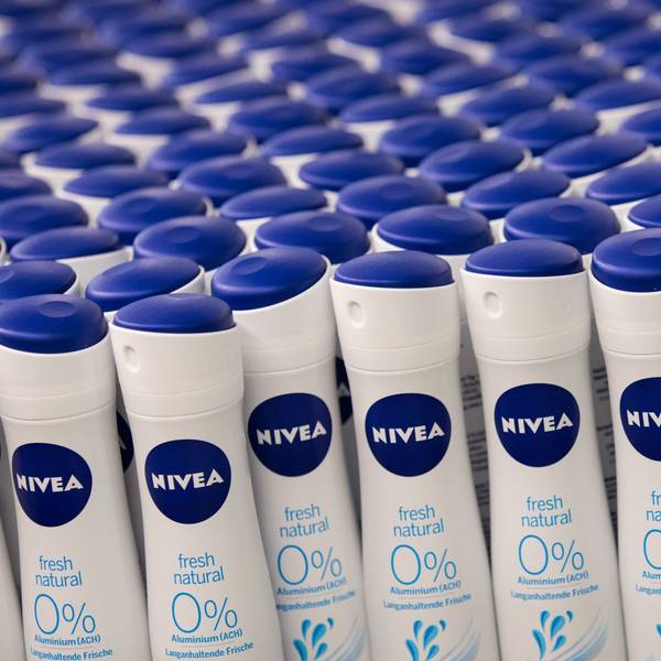 Dosen mit Deodorant von Nivea der Sorte "fresh natural 0%" ist Produktionswerk der Beiersdorf AG zu sehen.
