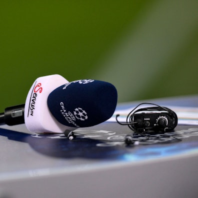 16.02.2022, Fussball UEFA Championsleague 2021/2022: Achtelfinale Hinspiel, RB Salzburg - FC Bayern München, in der Red Bull Arena Salzburg. SERVUS-TV Mikrofone auf dem Moderatorentisch *** 16 02 2022, Football UEFA Championsleague 2021 2022 Round of 16 first leg, RB Salzburg FC Bayern Munich, at Red Bull Arena Salzburg SERVUS TV microphones on the presenters table.