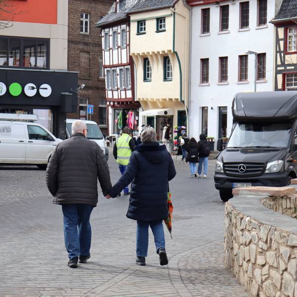 Passanten gehen über den Salzmarkt in Bad Münstereifel.