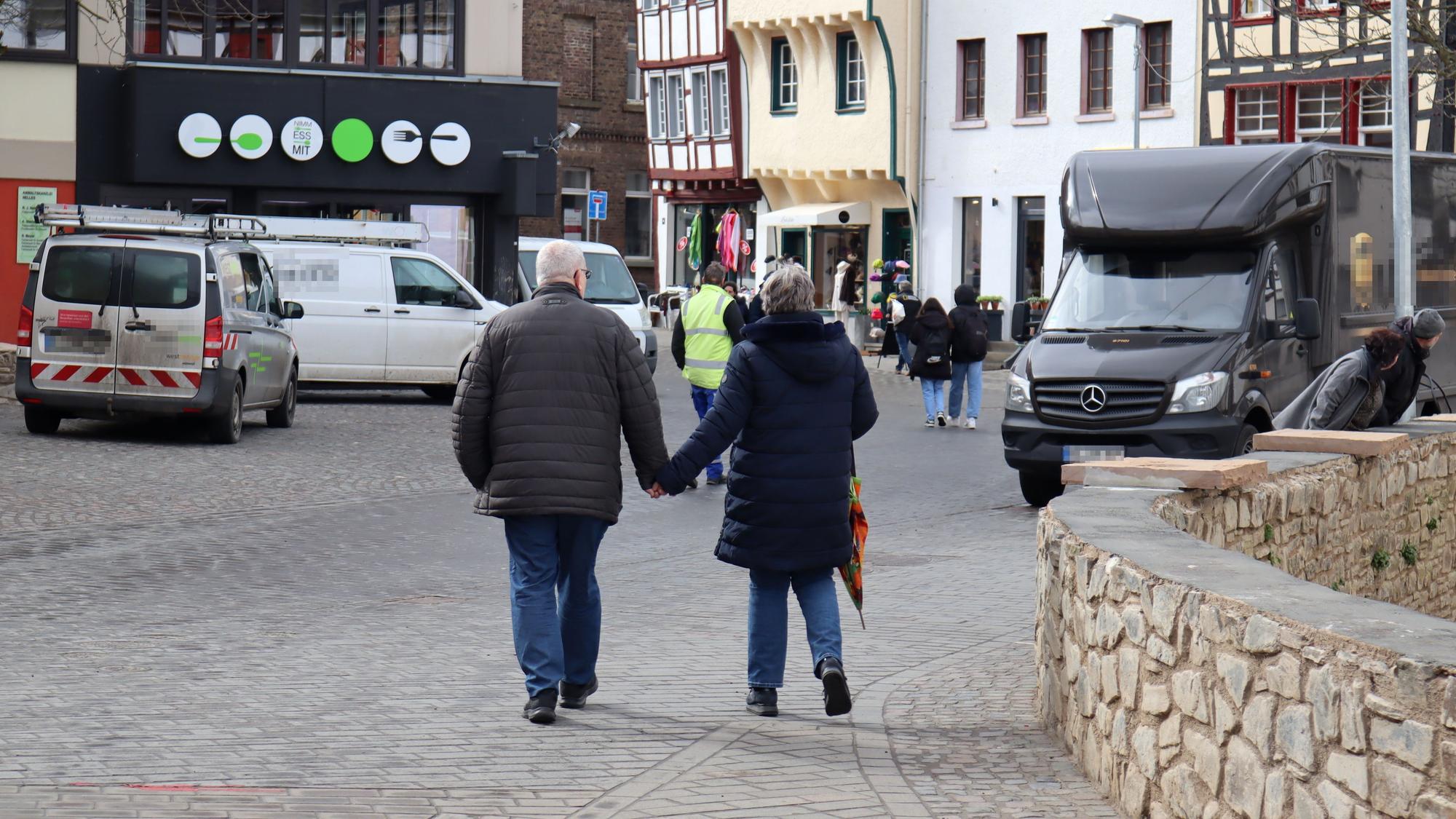 Passanten gehen über den Salzmarkt in Bad Münstereifel.
