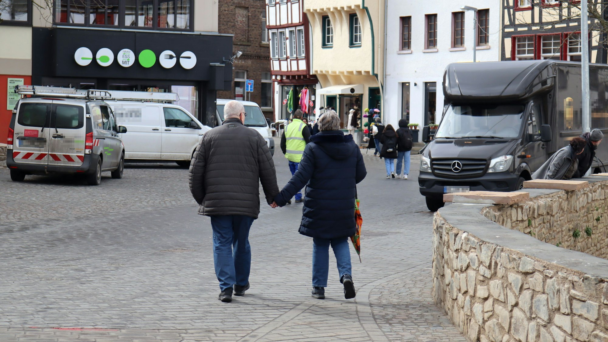 Passanten gehen über den Salzmarkt in Bad Münstereifel.