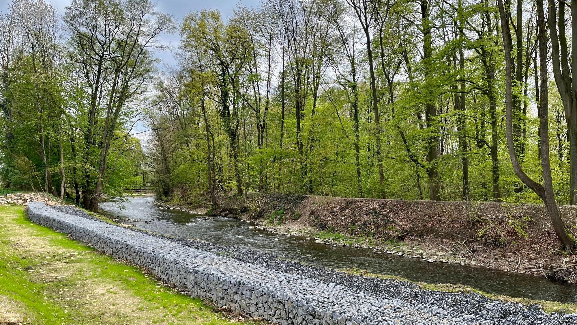 Blick auf die Steinmauer entlang der Dhünn.