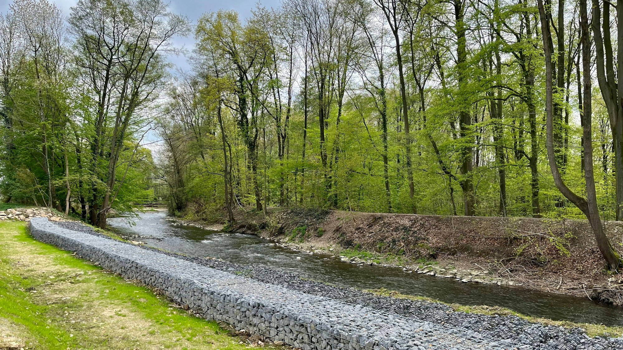 Blick auf die Steinmauer entlang der Dhünn.