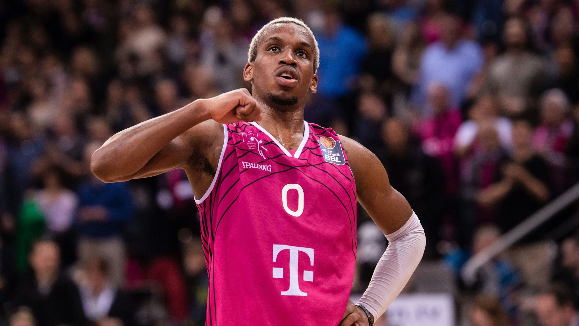 Bonns TJ Shorts II jubelt nach der Partie.