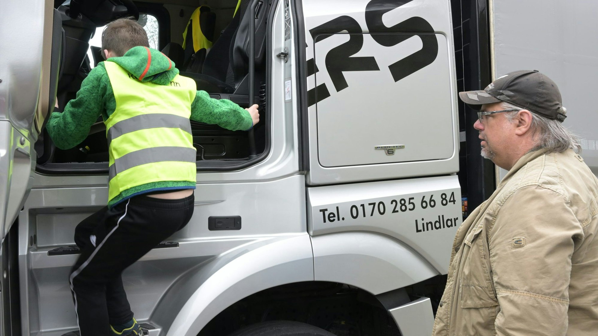 Kellersohn Logistik und Fahrschule Peters klären an regionalen Grundschulen über
den "Toten Winkel" bei Lkws auf
Marc Peters