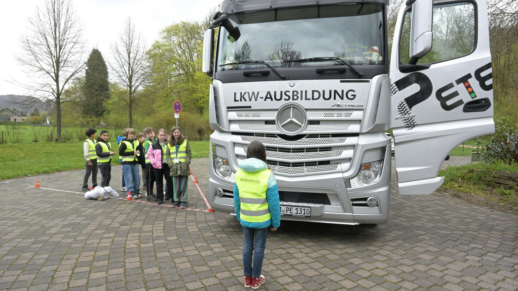 Lkw-Fahrer schulen Grundschulkinder in Sachen Toter Winkel, hier in Overath.