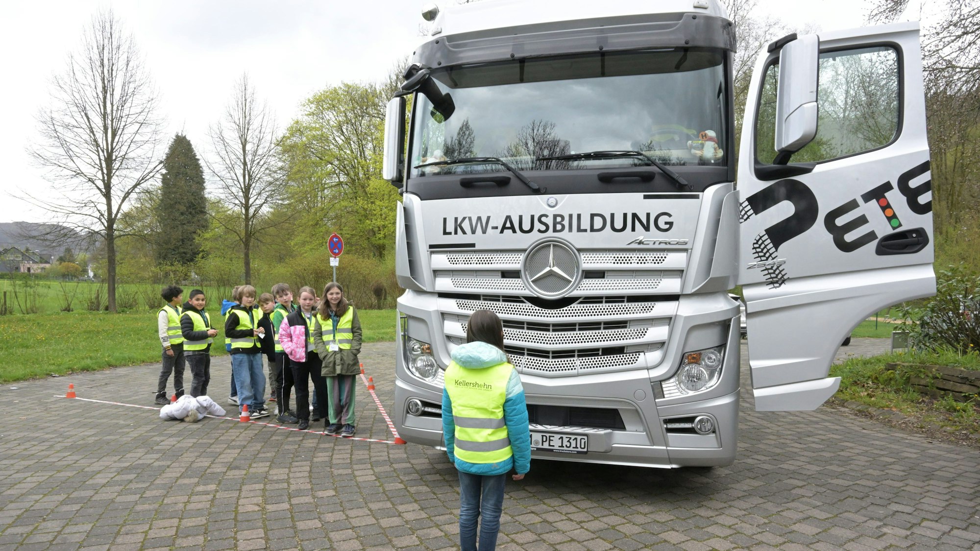 Kellersohn Logistik und Fahrschule Peters klären an regionalen Grundschulen über
den "Toten Winkel" bei Lkws auf