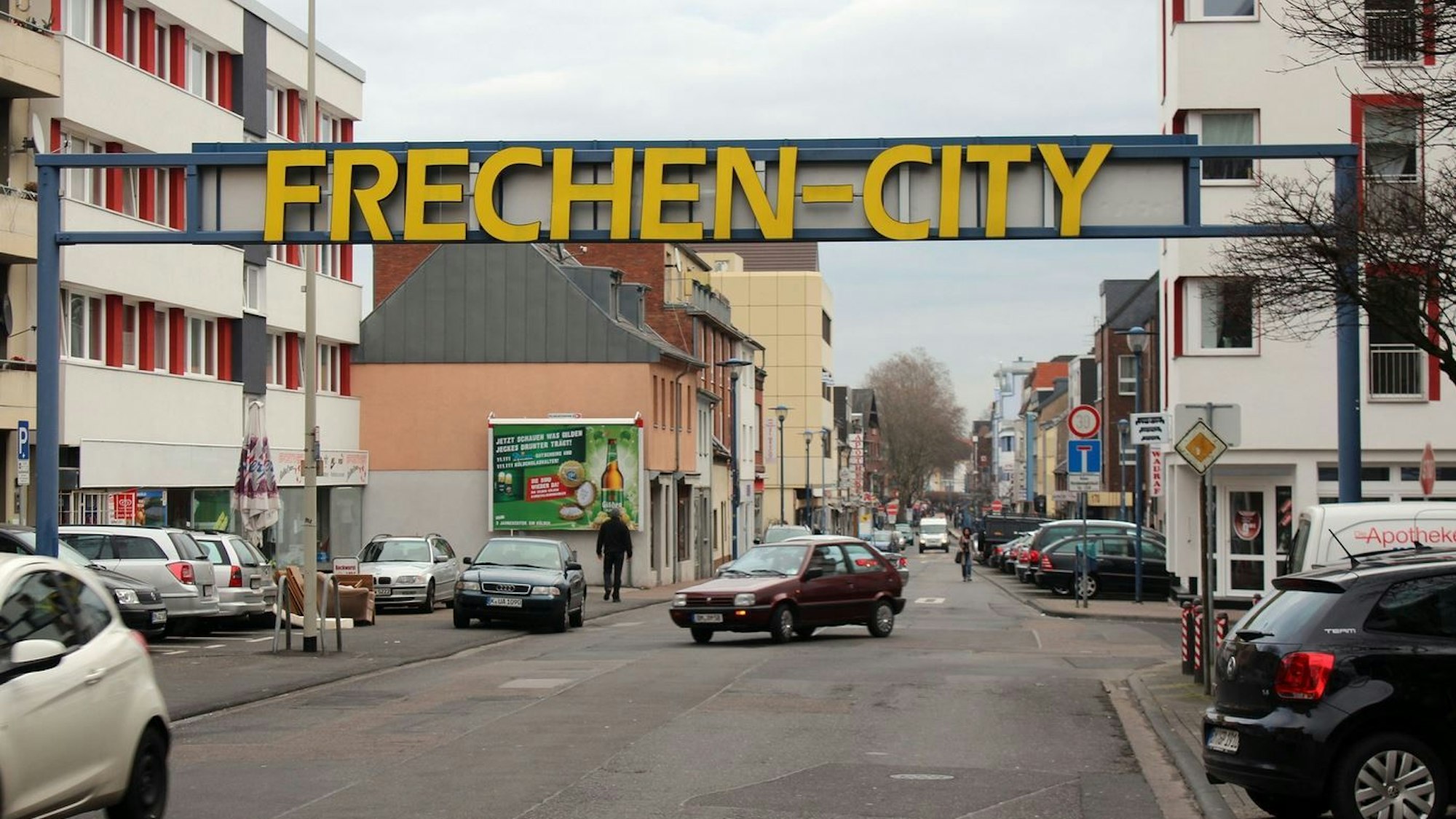 Das Foto zeigt ein Foto aus früheren Jahren. Auf einer Schilderbrücke ist „Frechen-City “zu lesen.