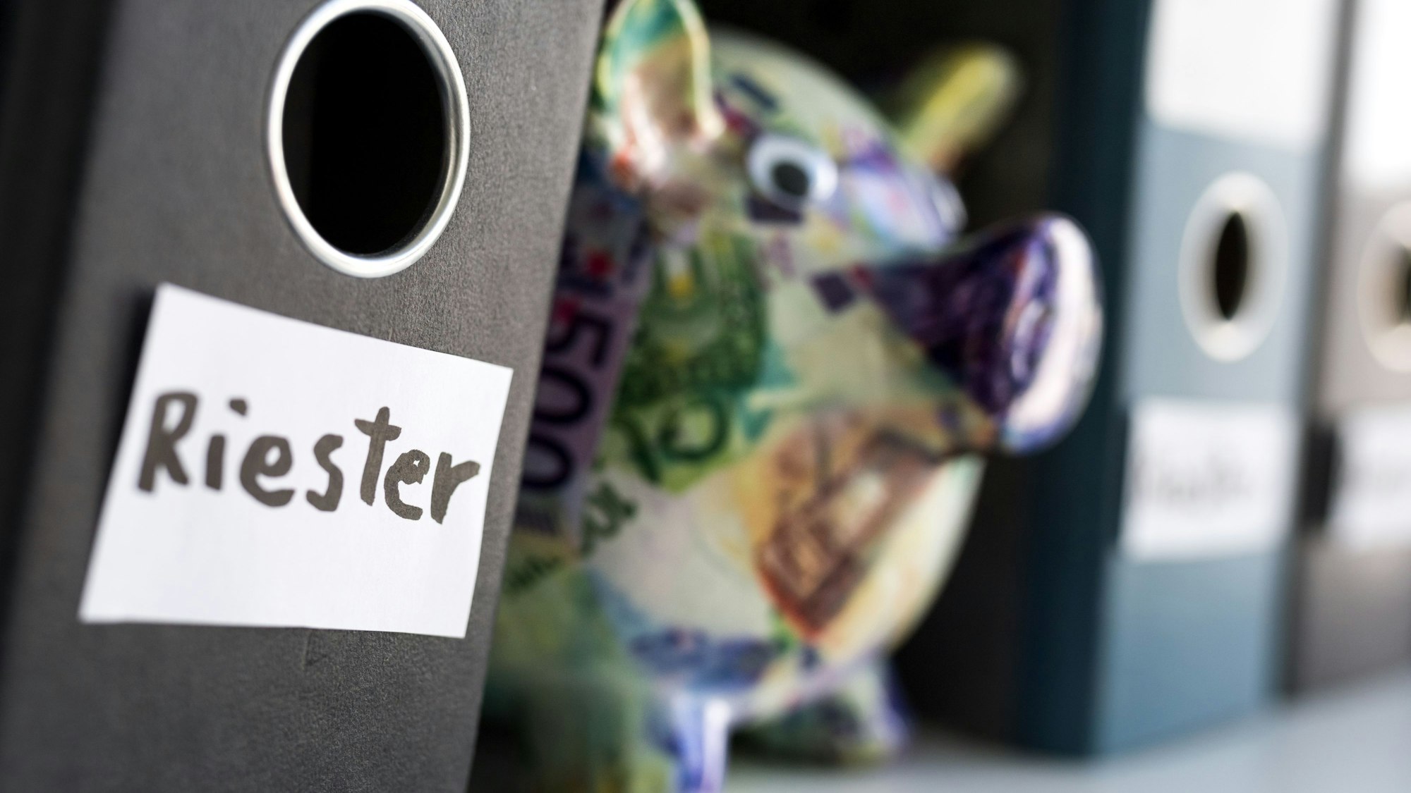 Symbolbild zur Riester-Rente mit einem Sparschwein