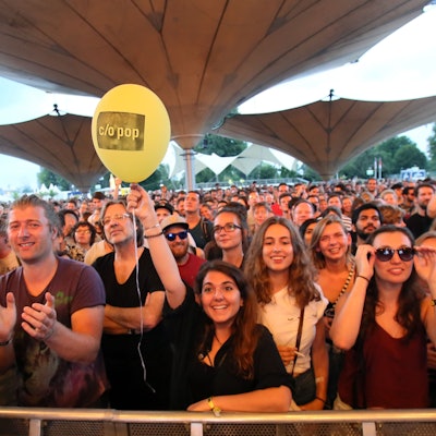 Das c/o pop-Publikum beim Auftritt von Moderat im Tanzbrunnen